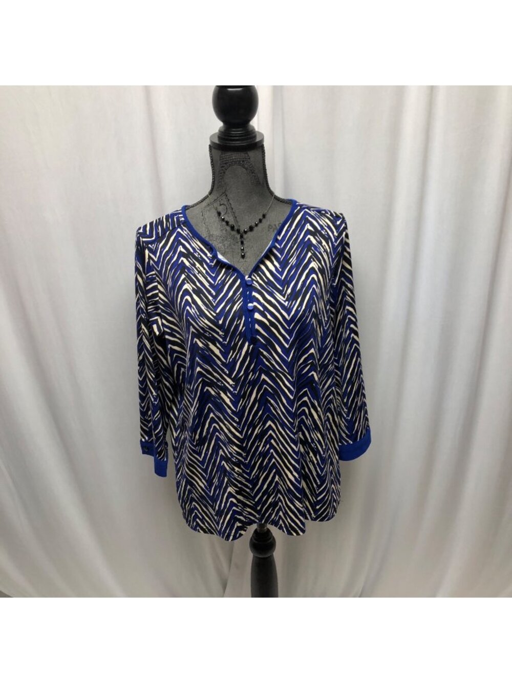 Notations Top Womens Size Medium Blue White Zebra Print Stretchy V-Neck Blouse